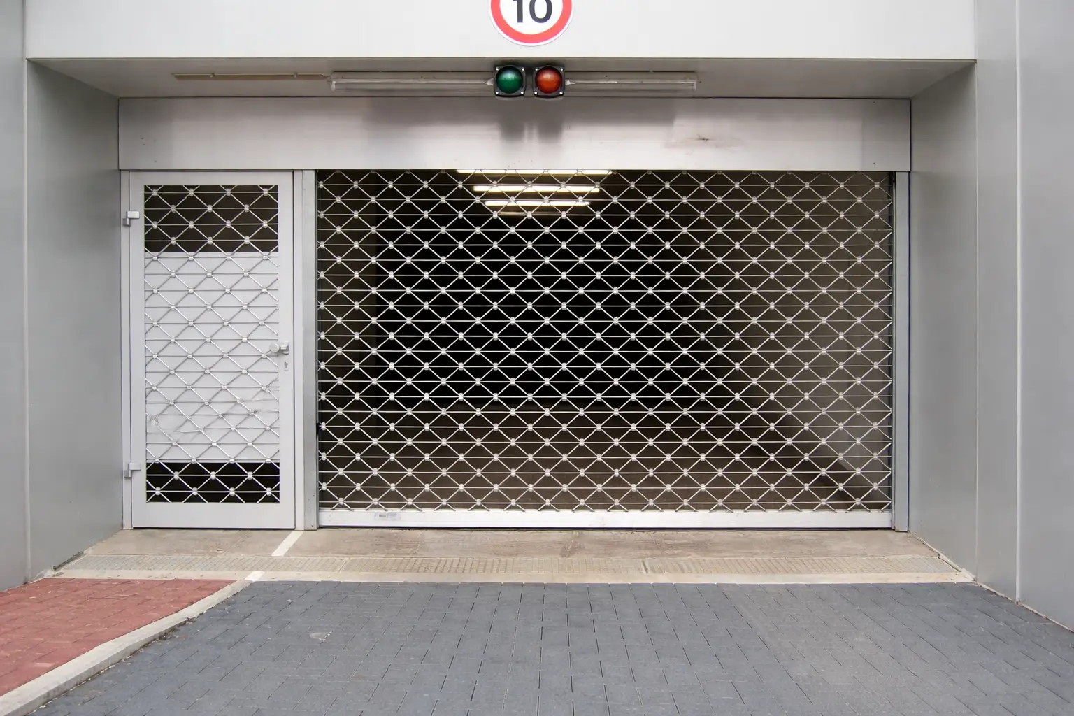 Intrarea într-un garaj subteran